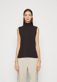 Top senza maniche nero con collo alto, texture liscia e silhouette aderente. Presenta un dettaglio logo discreto nella parte inferiore.