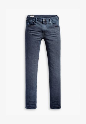 Jeans de perna reta azul escura feitos de denim com uma textura suave. Apresentam um fecho de botão frontal, passantes para cinto e um design clássico de 5 bolsos.
