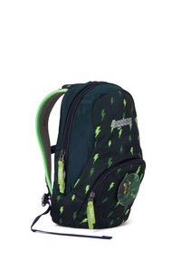 Dunkelblauer Rucksack mit grünem Blitzmuster, ergonomischen Riemen und doppelt zipbaren Fächern. Enthält ein kreisförmiges Charakterabzeichen.