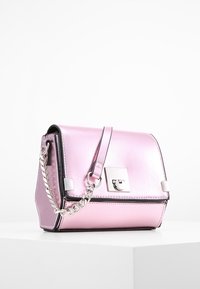 Borsa a tracolla in pelle rosa con design strutturato, hardware argentato e tracolla a catena. Finitura testurizzata con dettaglio di chiusura quadrato in metallo.