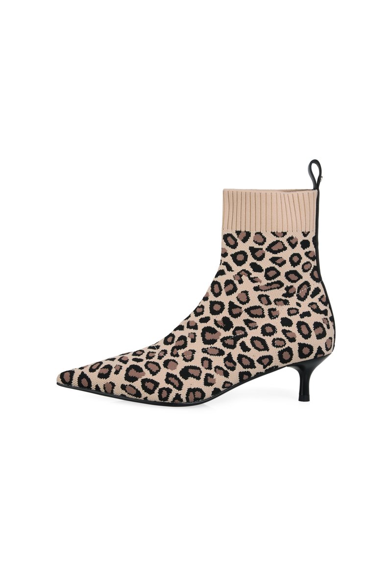 Beiges Leopardenmuster-Ankle-Boot mit einem gestrickten Schaft, spitzem Zehenbereich und einem 6,5 cm hohen schwarzen Absatz; verfügt über eine Zuglasche an der Rückseite.
