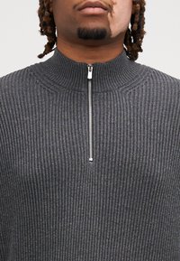 Jack & Jones JPRBLALIAM HALF ZIP  - Strickpullover - dark grey melange