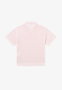 Polo à manches courtes, tricoté rose clair avec col et ourlet côtelés, présenté de dos sur fond blanc.