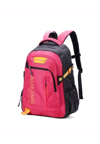Rosa- und schwarze Rucksack mit gepolsterten Trägern, mehreren Reißverschlusstaschen und einem gelben Akzent. Die Vorderseite zeigt den Markennamen in goldenen Buchstaben.