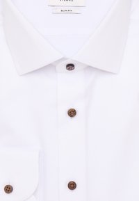 Witte slim-fit overhemd met een textuurstof, een puntige kraag en bruine knopen met een subtiel patroon. Inclusief een borstzak.
