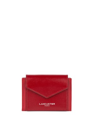 Portefeuille en cuir rouge avec un rabat en forme d'enveloppe, surface texturée et logo « LANCASTER PARIS » en relief sur le devant. Design compact et fonctionnel.