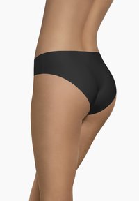 Czarne, bezszwowe majtki hipsterki o gładkiej teksturze i minimalistycznym wzornictwie, z niską talią i pełnym zakryciem z tyłu.