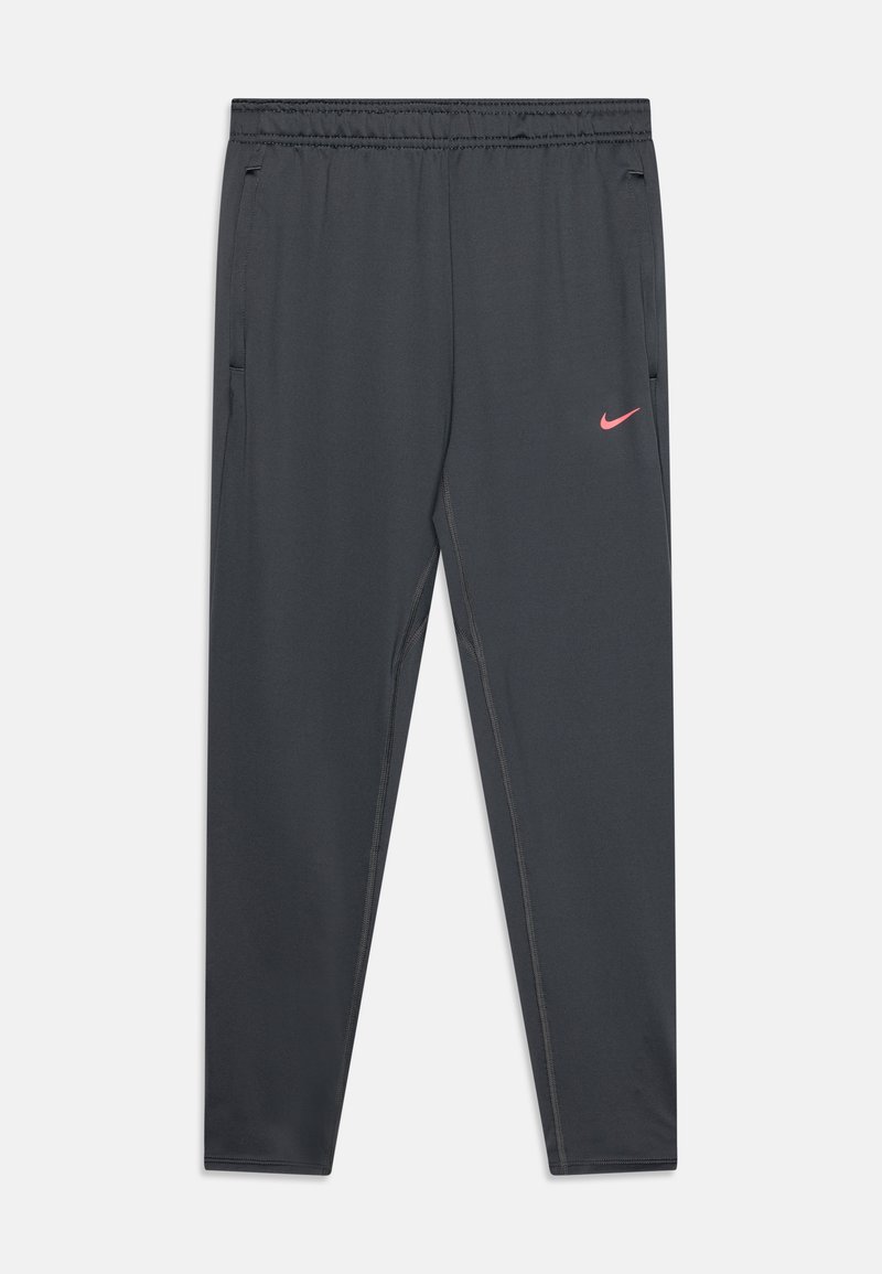 Mørkegrå treningsbukser med en glatt tekstur, elastisk midje, sidelommer og en rosa Nike-logo på venstre lår.