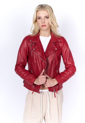 Rote Lederbikerjacke mit asymmetrischem Reißverschluss, silberner Hardware und Druckknopfkragen. Verfügt über Reißverschlusstaschen und eine taillierte Passform.