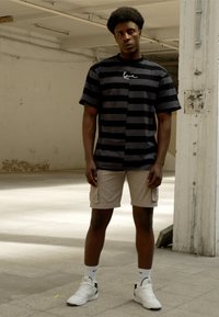 Karl Kani UNISEX SMALL SIGNATURE SPLIT STRIPE TEE - Tricou cu imprimeu - dark grey