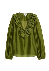 Olijfgroene blouse met een diepe V-hals, rimpelrand bij de kraag en lange pufmouwen. Gemaakt van een soepele, satijnen stof met een strik bij de hals.