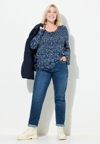 Ulla Popken RIVET DETAIL MOM - Vaqueros slim fit - blue denim