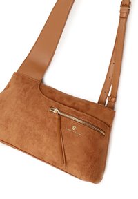 Borsa a tracolla in suede marrone con una tracolla in pelle liscia, dotata di una tasca frontale con zip e una sottile decorazione con logo.