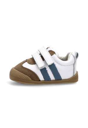 Zapatilla para niño pequeño en blanco y marrón con rayas azules, que cuenta con dos correas de Velcro, una punta redondeada y una suela de goma texturizada.