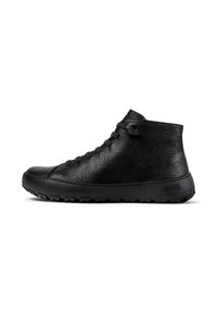 Zwarte gemarmerde leren high-top sneaker met zwarte veters, dikke rubberen zool en "Camper" logo aan de zijkant van de hak.