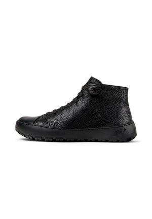 Sneaker high-top in pelle nera strutturata con lacci neri, suola in gomma spessa e logo "Camper" sul lato del tallone.