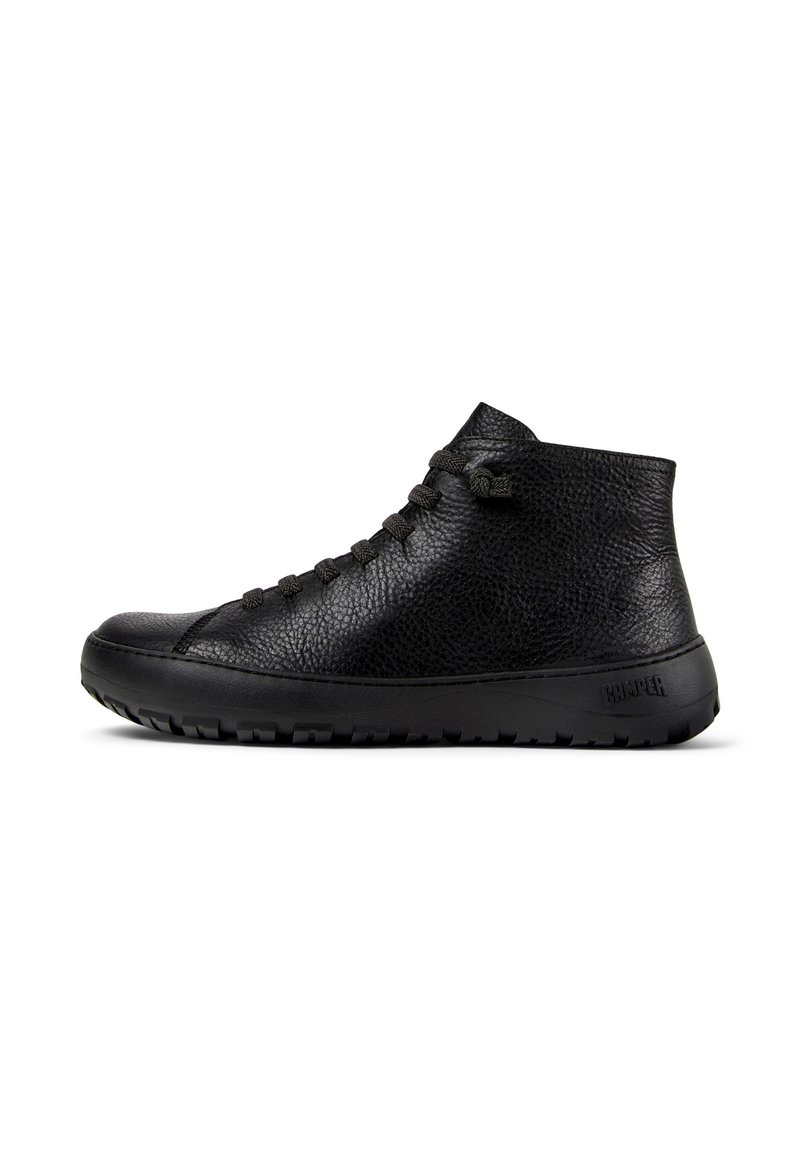 Zwarte gemarmerde leren high-top sneaker met zwarte veters, dikke rubberen zool en "Camper" logo aan de zijkant van de hak.