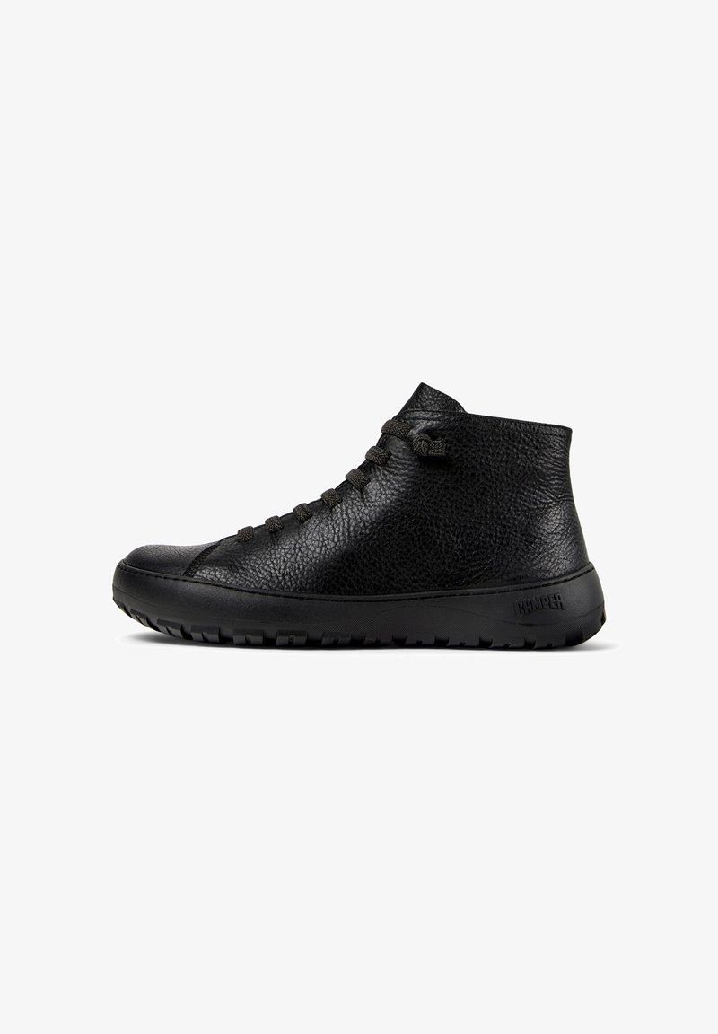 Sneaker high-top in pelle nera strutturata con lacci neri, suola in gomma spessa e logo "Camper" sul lato del tallone.