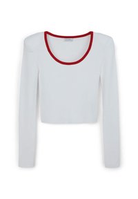 Weißes, geripptes Langarm-Oberteil mit Rundhalsausschnitt, kontrastierendem roten Saum, cropped Design und weichem Material. Markenetikett sichtbar.