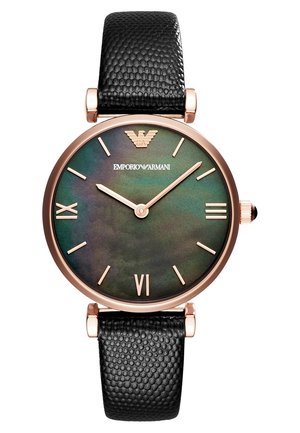 Rund Emporio Armani armbåndsur med sort tekstureret læderrem, grøn iriserende urskive, guldfarvede visere, romertal og logo ved klokken 12.