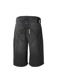 Pantalones cortos de mezclilla negra con corte recto, dos bolsillos traseros con costuras en forma de cruz y una etiqueta de la marca en la cintura.