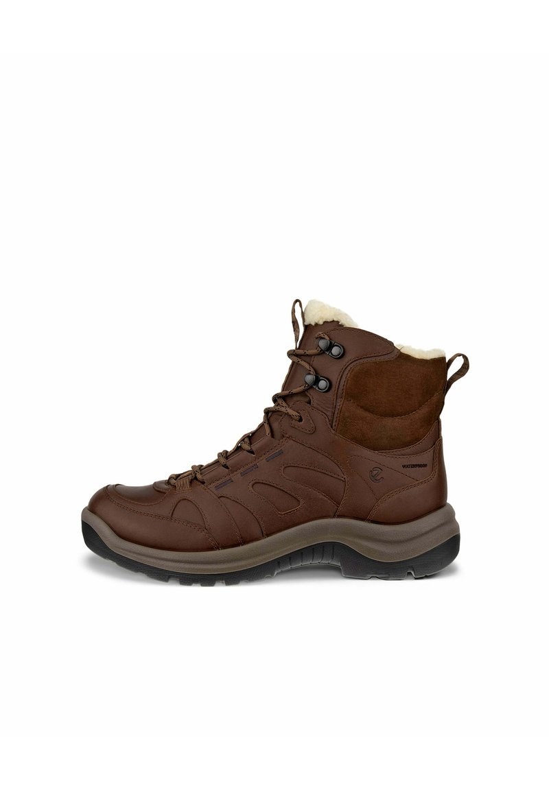 Brązowe wodoodporne buty z teksturowaną skórą i zamszem, z wyściółką wokół kostki oraz sznurowanym designem. Posiadają gumową podeszwę zapewniającą przyczepność.