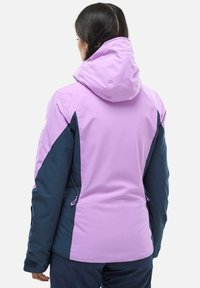 Veste étanche violette et marine avec capuche, présentant des blocs de couleur contrastants, un ourlet ajustable et des zips sur les côtés.