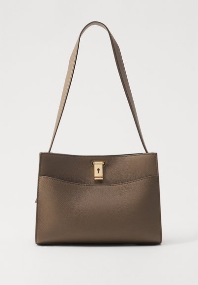 Sac en cuir marron texturé avec une seule sangle et un détail de verrou doré central à l'avant.