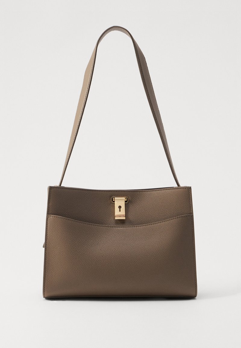 Borsa a spalla in pelle marrone con texture, dotata di una sola tracolla e dettaglio centrale in metallo dorato sul davanti.