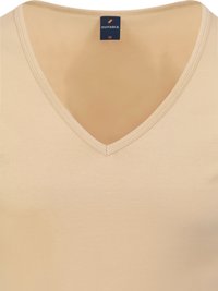 Beige V-hals T-shirt met een donkerblauw label met het merk "Suitable" en maat medium, vooraanzicht gericht op de halslijn en bovenborst.