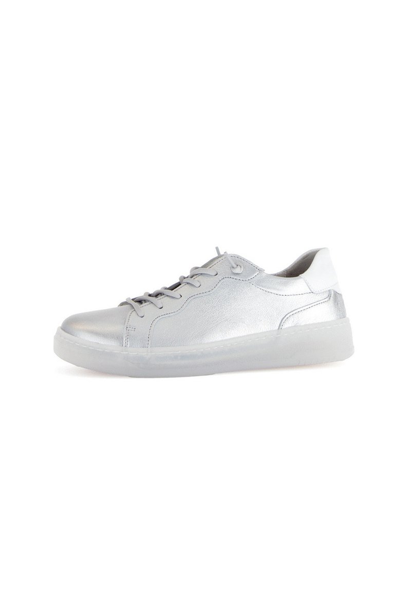 Zilveren leren low-top sneakers met een gladde afwerking, tonale veters en een doorschijnende rubberen zool. Ronde neus en subtiele naaddetails.