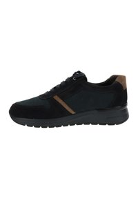 Zapatilla de ante azul marino con una franja de acento marrón, puntera redonda y diseño de cordones; suela acolchada para mayor comodidad; suela de goma texturizada.