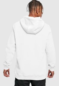 Hanorac alb, material din bumbac, vedere din spate, glugă cu șnur, manșete și tiv cu nervuri, textură netedă, design minimalist.