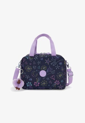 Borsa blu scuro con motivi colorati di stelle, cuori e vortici; presenta manici lavanda e una tracolla regolabile; include un charm con pom-pom viola.
