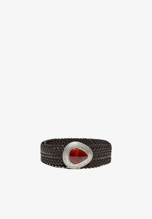 Ceinture en cuir tressé marron foncé avec une grande boucle en argent présentant un motif floral gravé et une pierre rouge en forme de goutte.