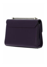 Sac à main en cuir violet avec une forme structurée, une fermeture à rabat magnétique et des accents de chaîne argentée. Texture lisse sans motifs visibles.