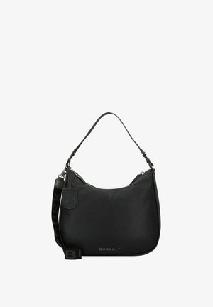 Zwarte leren handtas met een gestructureerde afwerking, gebogen vorm, korte schouderband en zichtbare hardware. Beschikt over een logotag en een ritsluiting.