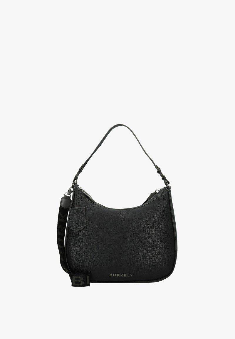 Borsa a tracolla nera in pelle con finitura textured, forma curva, manico corto e hardware visibile. Presenta un'etichetta con il logo e una chiusura a zip.