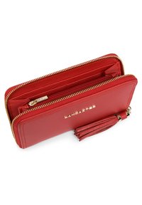 Portefeuille en cuir rouge avec des garnitures en métal doré, fermeture éclair et accent à pampilles. Comprend des compartiments intérieurs pour cartes et pièces.