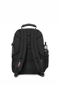 Svart tygryggsäck med vadderad rygg och axelremmar. Inkluderar en sidoficka i nät för en vattenflaska och ett handtag på toppen.