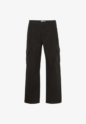 Schwarze Cargo-Hose aus robustem Material mit lockerer Passform, seitlichen Taschen und Knopfverschluss. Glatte Textur und schlichtes Design.