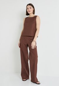 Grain de Malice LARGE - Pantalones - marron