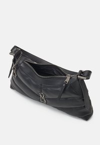 Zwarte leren clutch met een gestikte design, zilveren rits en kettingaccenten. Voorzien van logo-detail en een enkele verstelbare schouderband.