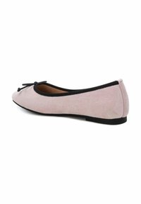 Bailarina de ante rosa con ribete negro, puntera redonda y un pequeño lazo en la parte delantera. La suela es plana y ligeramente texturizada.