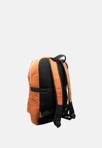 Zaino arancione e nero con schienale imbottito, spallacci in rete e due tasche laterali. Dotato di un gancio per appenderlo e dettagli riflettenti.