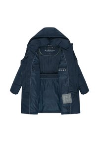 Marineblauwe geïsoleerde pufferjack met een grote capuchon, een rits aan de voorkant en een interieur zorglabel. Glad stof met een textuur voering.