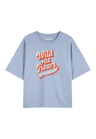 T-shirt bleu clair à manches courtes avec un texte rétro orange "Wild at Heart" centré sur le devant.