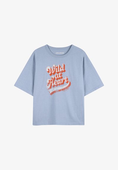 T-shirt bleu clair à manches courtes avec un texte rétro orange "Wild at Heart" centré sur le devant.