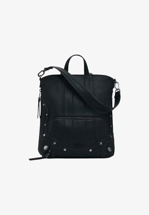 Borsa a spalla in pelle nera con tasca frontale con zip, borchie argentate, motivi in rilievo discreti e una singola tracolla regolabile.