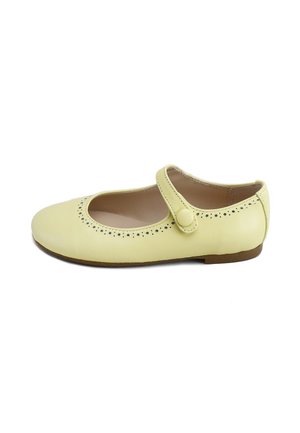Zapato Mary Jane amarillo claro con detalles perforados a lo largo de los bordes y una sola correa abotonada, suela plana y puntera redondeada.